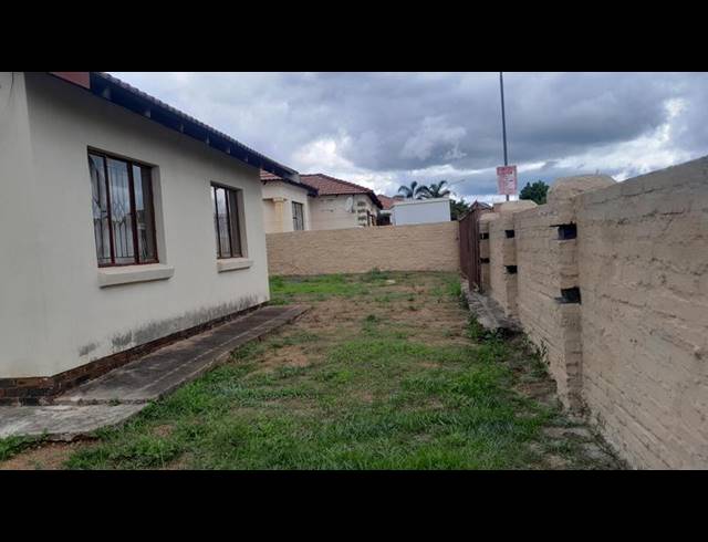 2 BEDROOM HOUSE FOR SALE IN MAHLASEDI PARK